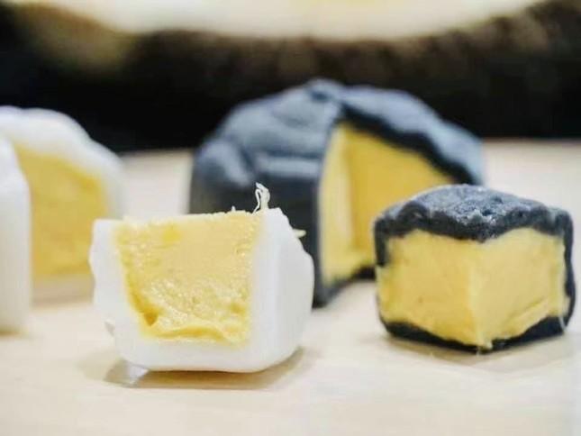 Bánh trung thu lạ bán sớm, tưởng không ai mua hóa ra cháy hàng-1