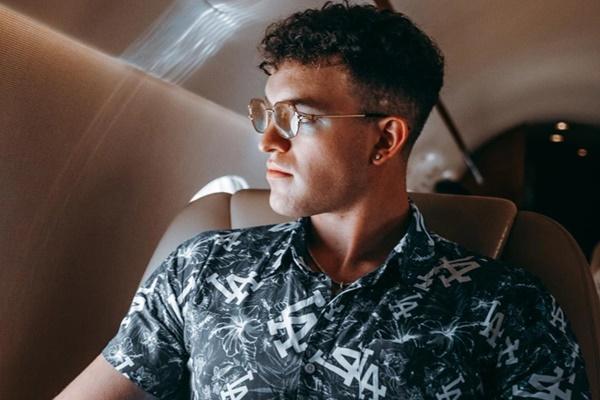 4 triệu phú nhỏ tuổi ở Anh, đăng bài trên mạng kiếm ngay nửa tỷ đồng-10