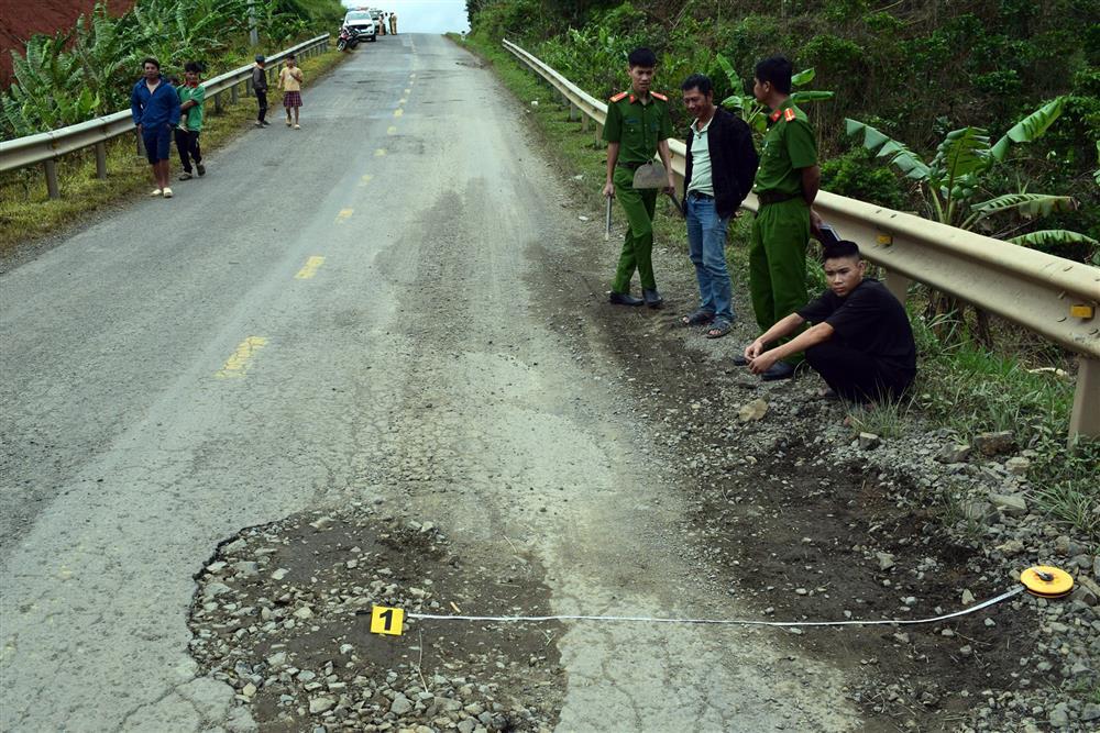 Lợi dụng đèo Bảo Lộc sạt lở, 3 người đào bẫy ô tô trên lối đi vòng Quốc lộ 28B-2