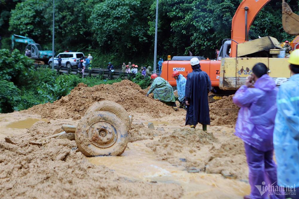 Lợi dụng đèo Bảo Lộc sạt lở, 3 người đào bẫy ô tô trên lối đi vòng Quốc lộ 28B-3