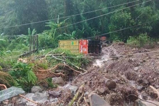 Vụ sạt lở ở Lào: Một tài xế người Việt tử vong, 6 người băng rừng về nước