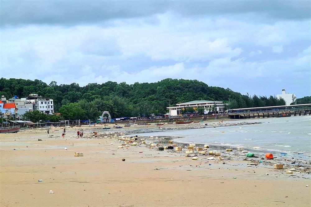 7km bãi biển Tình Yêu ở Cô Tô ngập rác phao xốp-1