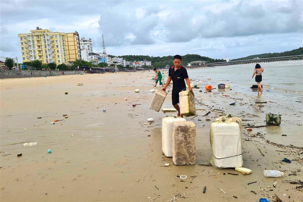 7km bãi biển Tình Yêu ở Cô Tô ngập rác phao xốp-2