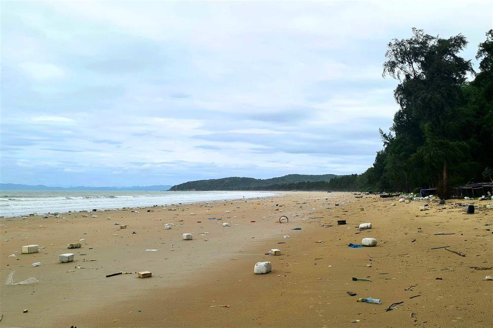 7km bãi biển Tình Yêu ở Cô Tô ngập rác phao xốp-3