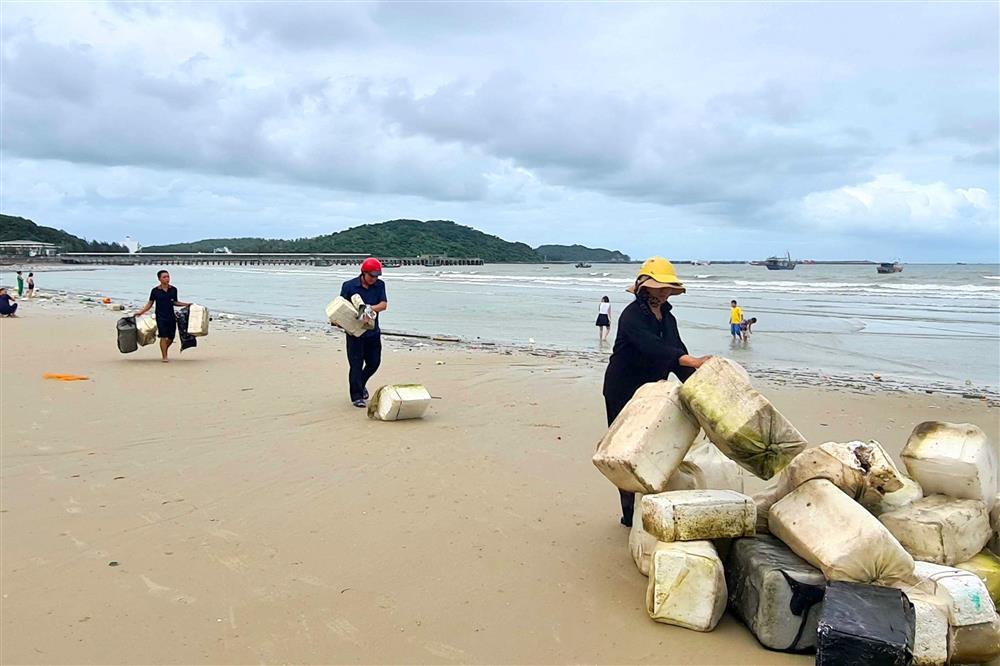 7km bãi biển Tình Yêu ở Cô Tô ngập rác phao xốp-4