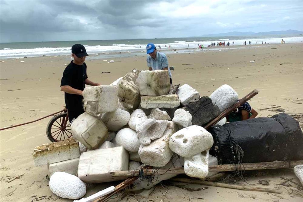 7km bãi biển Tình Yêu ở Cô Tô ngập rác phao xốp-5