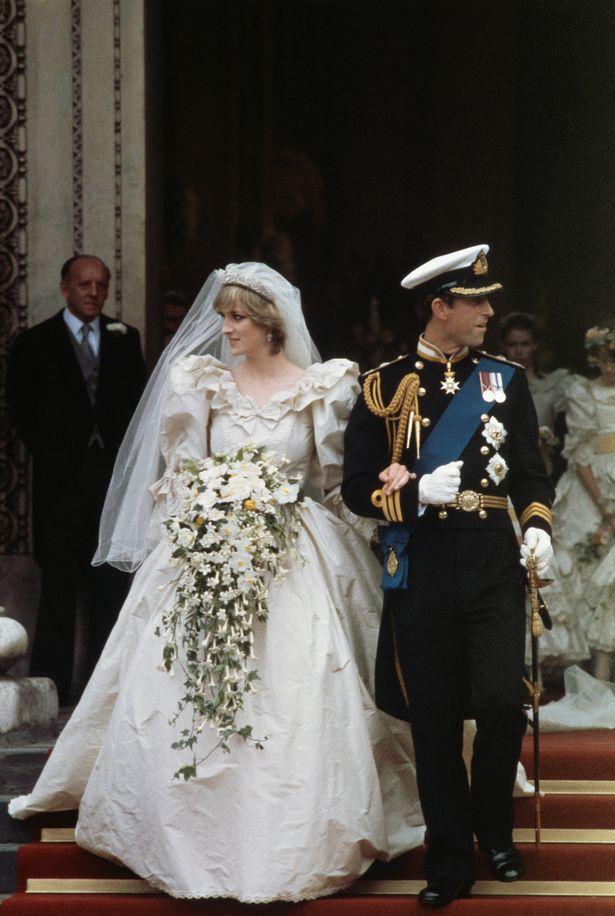 Nhà thiết kế váy cưới của Vương phi Diana từng suýt ngất xỉu khi thấy cô dâu xuất hiện trên TV-1