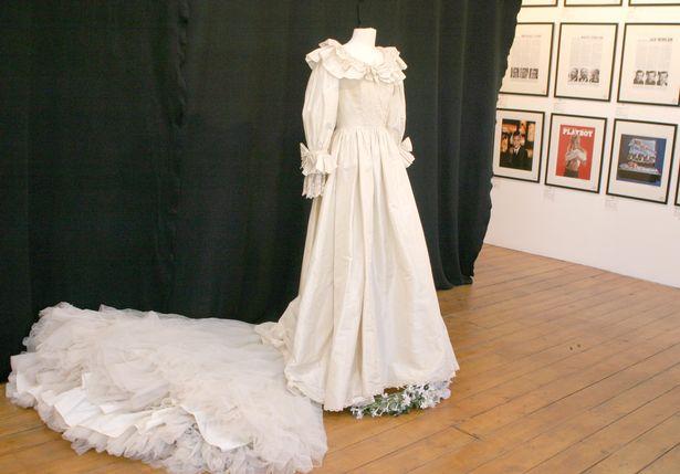 Nhà thiết kế váy cưới của Vương phi Diana từng suýt ngất xỉu khi thấy cô dâu xuất hiện trên TV-2