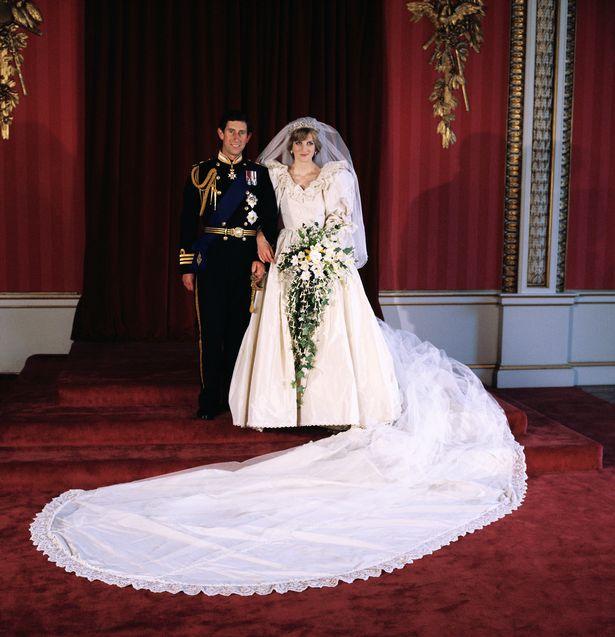 Nhà thiết kế váy cưới của Vương phi Diana từng suýt ngất xỉu khi thấy cô dâu xuất hiện trên TV-3