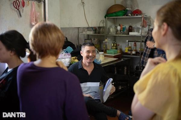 NSND Công Lý ăn cơm hộp, xúc động đọc kịch bản vào vai bố vợ khó tính-2