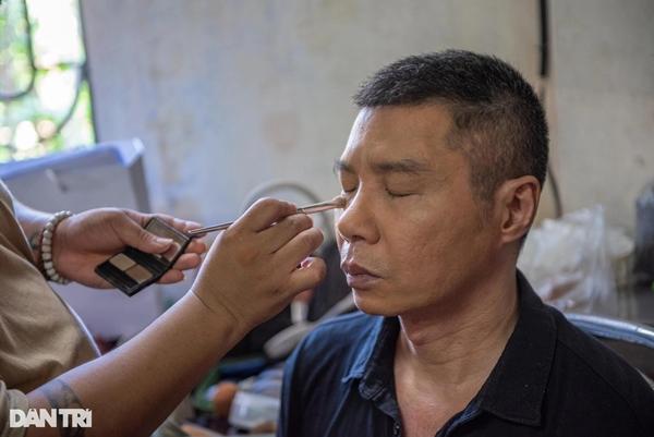 NSND Công Lý ăn cơm hộp, xúc động đọc kịch bản vào vai bố vợ khó tính-3