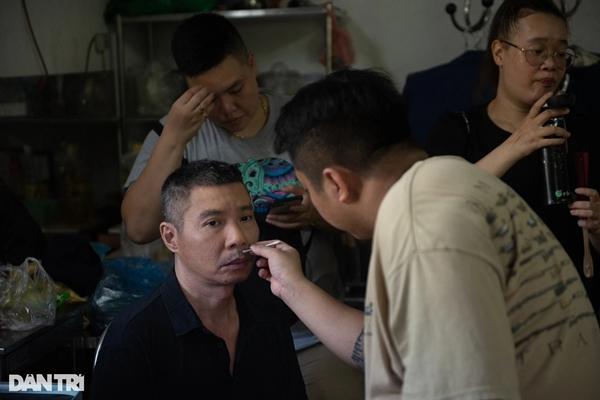 NSND Công Lý ăn cơm hộp, xúc động đọc kịch bản vào vai bố vợ khó tính-4