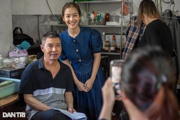 NSND Công Lý ăn cơm hộp, xúc động đọc kịch bản vào vai bố vợ khó tính-6