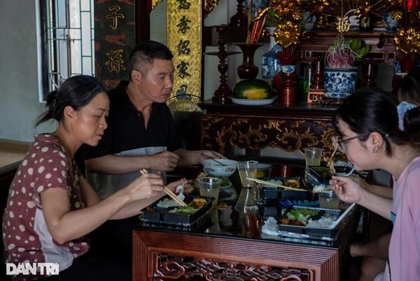 NSND Công Lý ăn cơm hộp, xúc động đọc kịch bản vào vai bố vợ khó tính-13