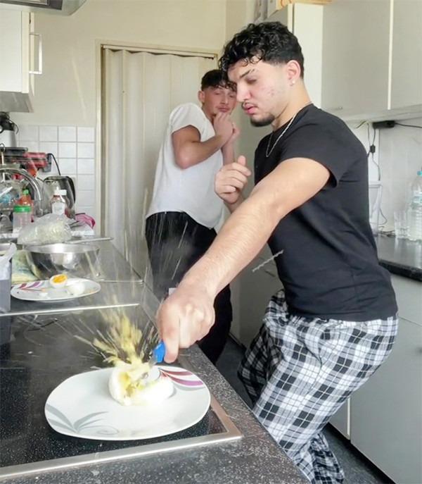 Người phụ nữ bị tàn phá gương mặt sau thử thách cắt trứng luộc-1