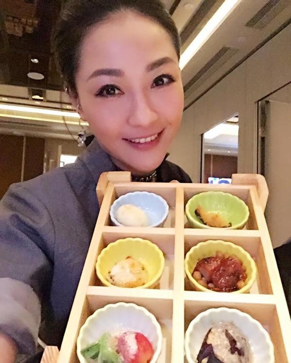 Á hậu U60 vẫn trẻ đẹp, tái xuất đóng phim dù là phú bà giàu sụ-7