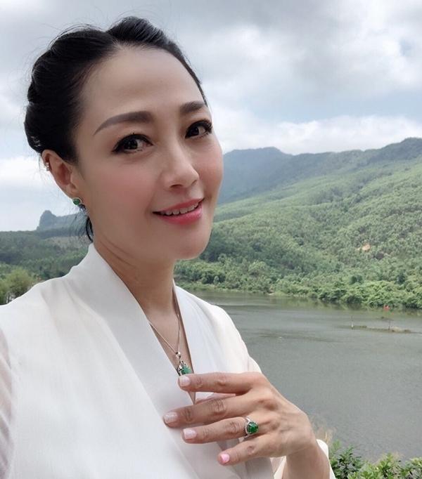 Á hậu U60 vẫn trẻ đẹp, tái xuất đóng phim dù là phú bà giàu sụ-10