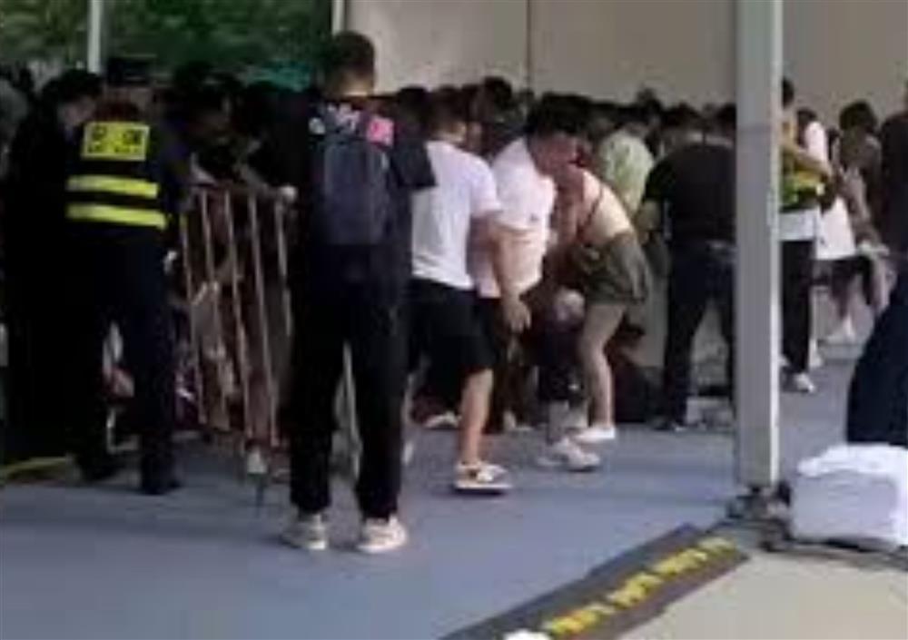 Fan xô xát, concert của TFBoys rơi cảnh hỗn loạn nhiều người ngất-1