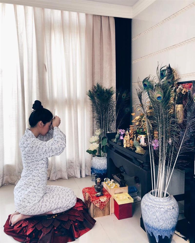 Khánh Vân nóng bỏng sau khi hết nhiệm kỳ, từng khoe hai ngôi nhà phong cách đối lập-10