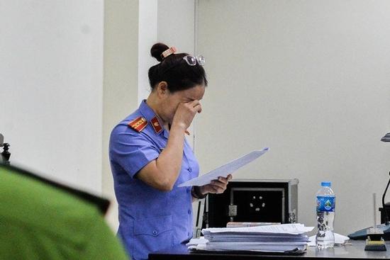 Kiểm sát viên khóc trong phiên xử vụ cháy quán karaoke 3 cảnh sát hy sinh