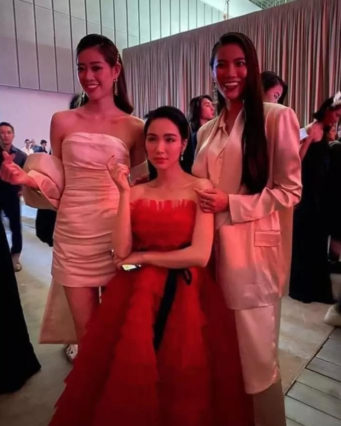 Mục sở thị những đôi giày giúp Hòa Minzy từ 1,55 m thành 1,8 m-1