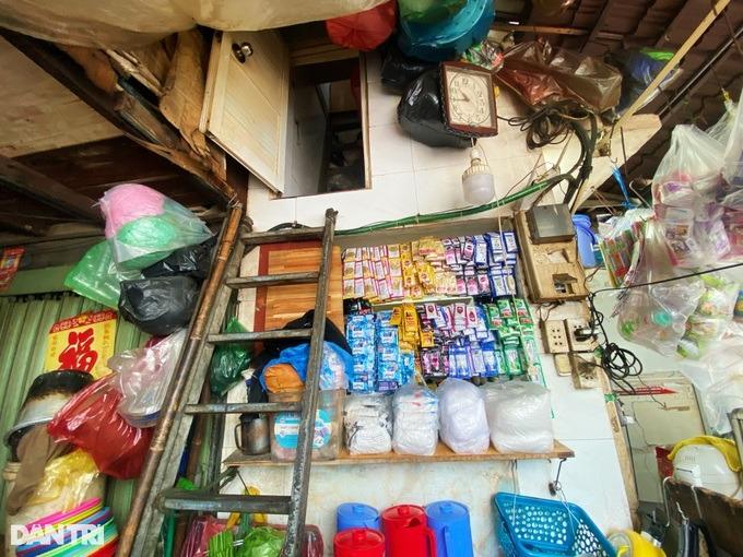 Người phụ nữ ở TPHCM sống trong nhà 1m2, 12 năm ngủ không duỗi thẳng chân-1