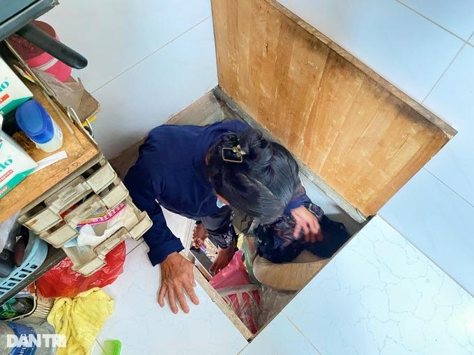Người phụ nữ ở TPHCM sống trong nhà 1m2, 12 năm ngủ không duỗi thẳng chân-3