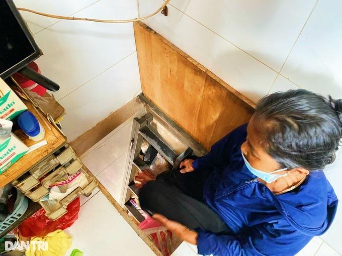 Người phụ nữ ở TPHCM sống trong nhà 1m2, 12 năm ngủ không duỗi thẳng chân-5