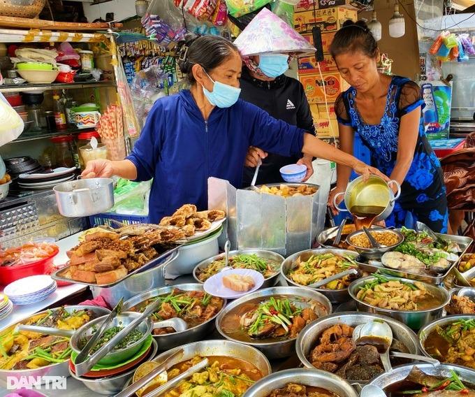 Người phụ nữ ở TPHCM sống trong nhà 1m2, 12 năm ngủ không duỗi thẳng chân-6