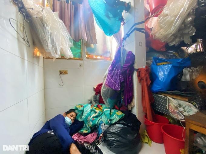 Người phụ nữ ở TPHCM sống trong nhà 1m2, 12 năm ngủ không duỗi thẳng chân-7