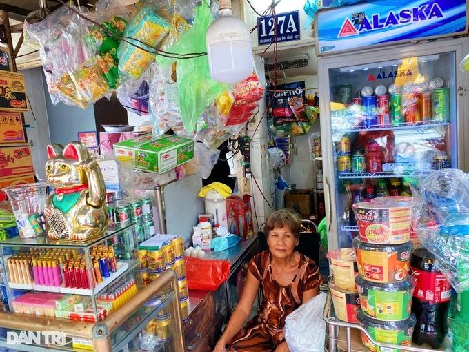 Người phụ nữ ở TPHCM sống trong nhà 1m2, 12 năm ngủ không duỗi thẳng chân-8