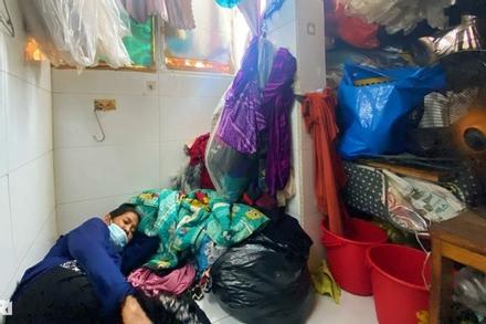 Người phụ nữ ở TPHCM sống trong nhà 1m2, 12 năm ngủ không duỗi thẳng chân