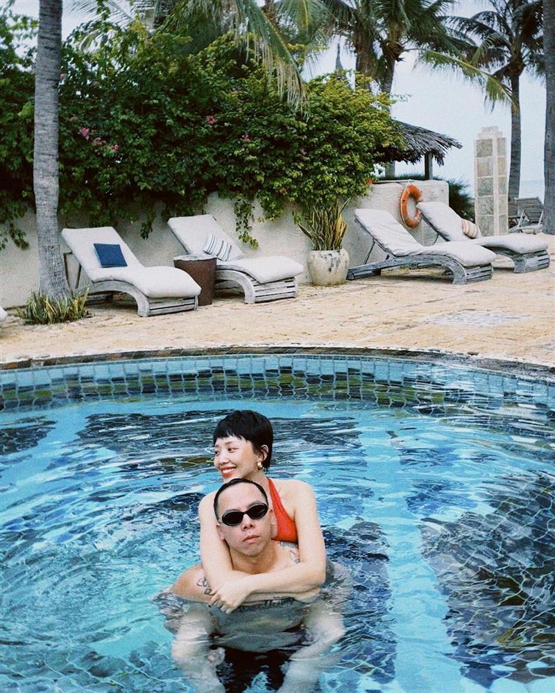 Tóc Tiên hiếm khi đăng ảnh diện bikini nóng bỏng bên Hoàng Touliver-2