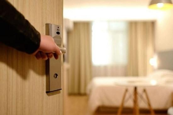 Cửa phòng ngủ nên mở ra hay mở vào?