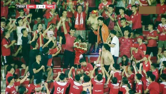 Rủ bạn gái đi xem bóng đá, thanh niên tạo bất ngờ ở phút thứ 40 khiến SVĐ Lạch Tray vỡ òa-1