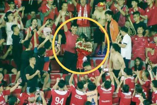 Rủ bạn gái đi xem bóng đá, thanh niên tạo bất ngờ ở phút thứ 40 khiến SVĐ Lạch Tray vỡ òa