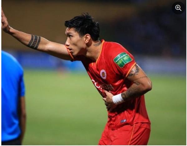 Đoàn Văn Hậu sút bóng trúng cổ động viên-1