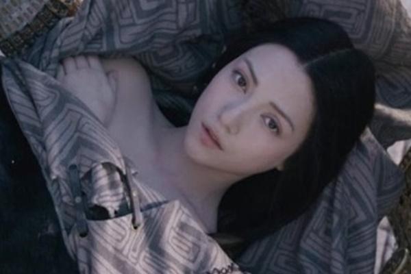 Nhan sắc mê hoặc của bông hồng lai vào vai Đát Kỷ-8