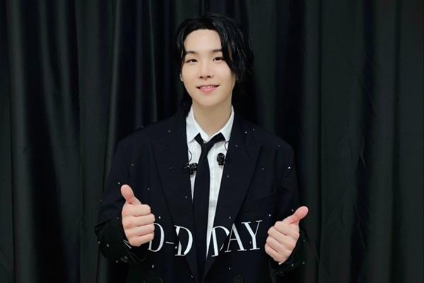 V (BTS) - bạn trai tin đồn của Jennie: Nổi tiếng, giàu có và chịu chơi-7