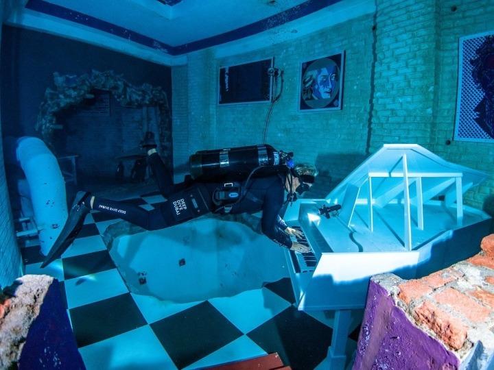 Ấn tượng bể bơi sâu nhất thế giới, như nhấn chìm cả thành phố bên trong-4