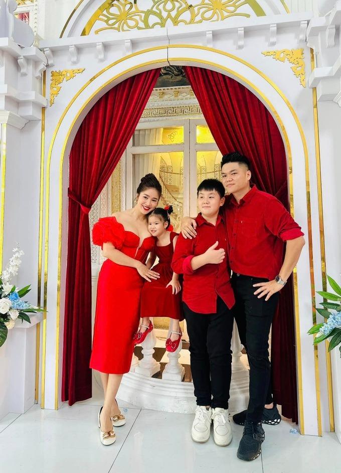 Lê Phương sau đổ vỡ: Được chồng kém 7 tuổi cưng chiều, yêu thương con riêng-8