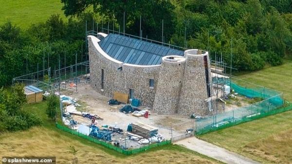 Quá giàu, nam ca sĩ Ed Sheeran sớm xây lăng mộ tại nhà riêng ở tuổi 32-1