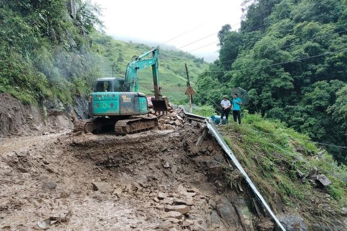 Toàn huyện Mù Cang Chải bị cắt điện, mưa lũ nuốt đường, cô lập cả xã-1