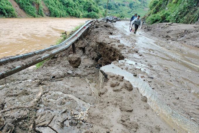 Toàn huyện Mù Cang Chải bị cắt điện, mưa lũ nuốt đường, cô lập cả xã-2