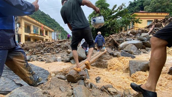 Toàn huyện Mù Cang Chải bị cắt điện, mưa lũ nuốt đường, cô lập cả xã-3