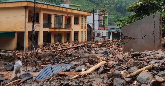 Toàn huyện Mù Cang Chải bị cắt điện, mưa lũ nuốt đường, cô lập cả xã-5
