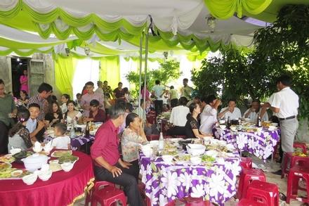 Cả làng đau bụng sau tiệc cưới hơn 500 khách dự ở Quảng Bình