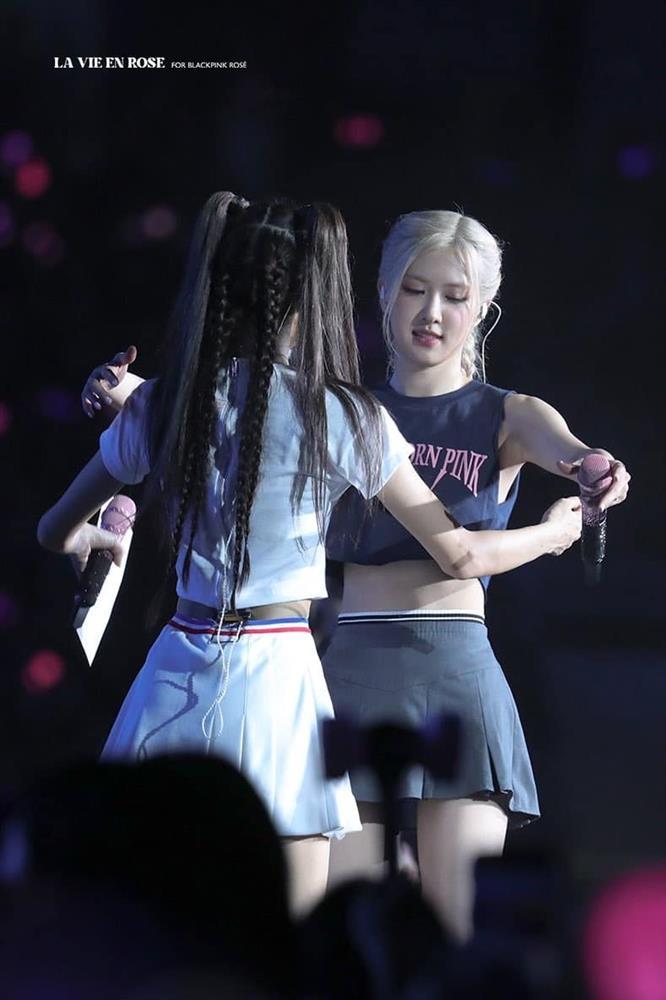 Bức ảnh áo tắm của Rosé (BlackPink) gây bão mạng-5