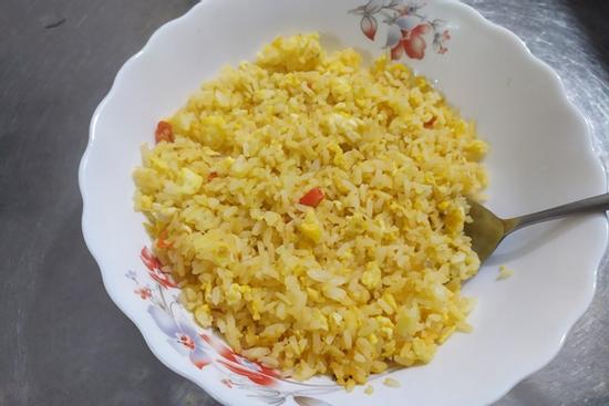 Vợ chết, chồng ngộ độc nặng sau khi ăn cơm rang trứng để qua đêm