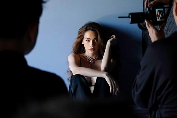 Mê mẩn vòng eo không mỡ thừa của Hồ Ngọc Hà khi vận đồ đen-10